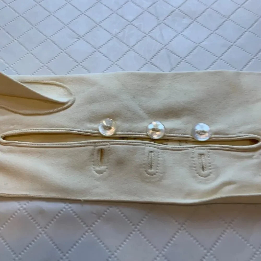 Vintage Galeries Lafayette Grand Prix Paris Suede Extra White Gloves